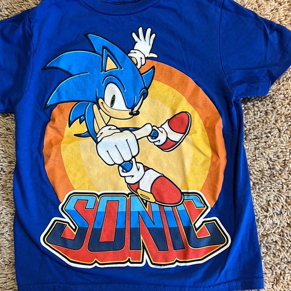 BNWOT boy’s XS Sonic the Hedgehog graphic tee in beautiful royal blue color! - Picture 3 of 5